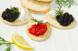 Foto: black and red caviar canape black and red caviar canape