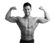 Foto: Waist-up portrait of muscular man flexing his biceps Waist-up portrait of muscular man flexing his biceps