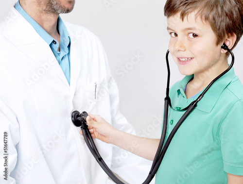 Photo: Kind untersucht Arzt Kind untersucht Arzt