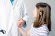 Foto: Mädchen schaut zu Doktor auf Mädchen schaut zu Doktor auf