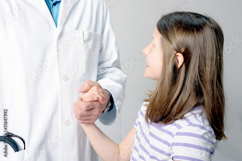 Photo: Mädchen schaut zu Doktor auf Mädchen schaut zu Doktor auf