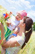 frau mit kind im feld