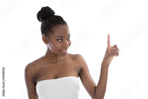 Photo: Afrikanerin isoliert macht Werbung - Zeigefinger Afrikanerin isoliert macht Werbung - Zeigefinger