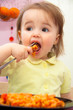 Baby lernt essen
