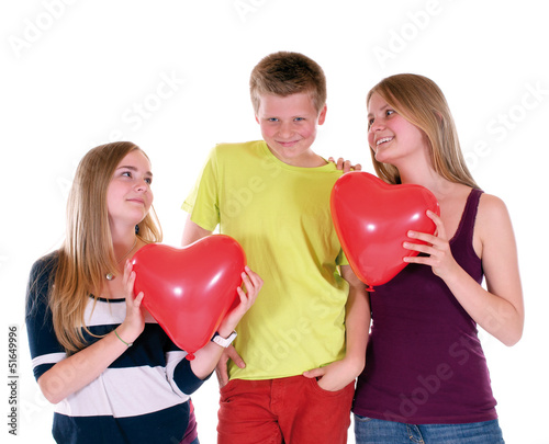 Photo: Zwei Mädchen schwärmen für einen Jungen Zwei Mädchen schwärmen für einen Jungen