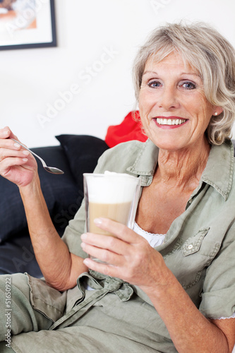 Photo: seniorin mit latte macchiato seniorin mit latte macchiato