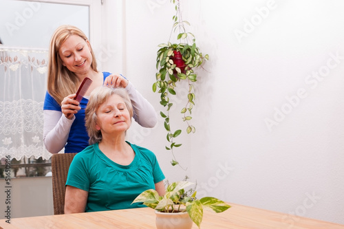 Photo: junge Frau kämmt Seniorin das Haar junge Frau kämmt Seniorin das Haar