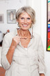 Foto: moderne seniorin mit lesebrille moderne seniorin mit lesebrille