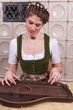 Junges Bayerisches Mädchen beim Zither spielen