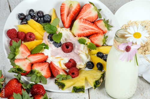 Photo: Gesunder Start in den Tag mit Milchprodukten und Früchten Gesunder Start in den Tag mit Milchprodukten und Früchten