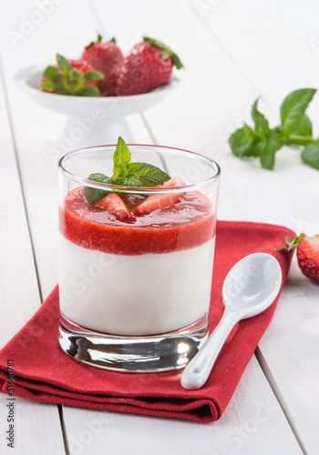 Photo: Panna cotta con fragole Panna cotta con fragole