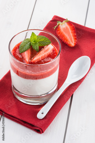 Photo: Panna cotta con fragole Panna cotta con fragole