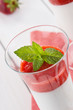 Panna cotta con mousse di fragole, close-up