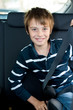 Foto: junge schnallt sich im auto an junge schnallt sich im auto an