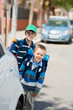 zwei jungen auf dem schulweg