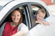 Foto: mutter und sohn warten im auto mutter und sohn warten im auto