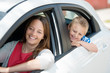 mutter und kind warten im auto