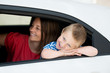 mutter und kind warten im auto