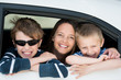 Foto: mutter und kinder schauen aus autofenster mutter und kinder schauen aus autofenster