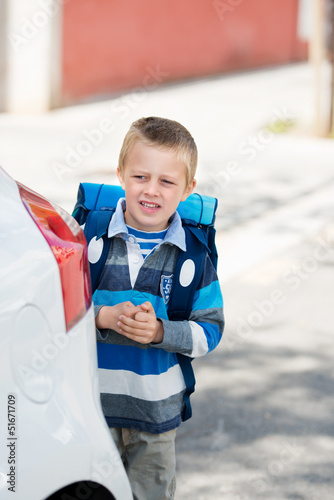 Photo: kleiner junge auf dem weg zur schule kleiner junge auf dem weg zur schule