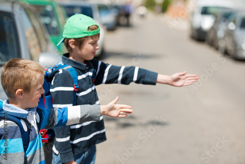 Photo: zwei schulkinder im straßenverkehr zwei schulkinder im straßenverkehr