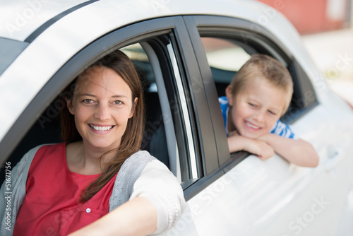 Photo: mutter und sohn warten im auto mutter und sohn warten im auto