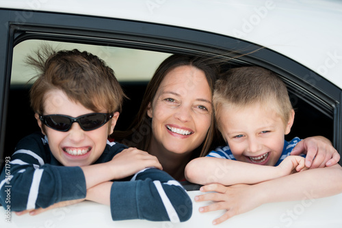 Photo: mutter und kinder schauen aus autofenster mutter und kinder schauen aus autofenster