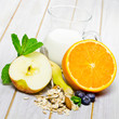 Müsli, Obst und Milch