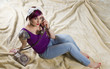 Junge Frau im Vintage Look mit Telefon