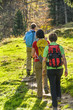 Drei Personen beim Wandern