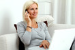 Foto: Frau im Wohnzimmer Frau im Wohnzimmer