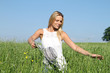 Frau in Blumenwiese