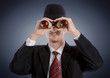 Foto: Mann schaut durch ein Fernglas Mann schaut durch ein Fernglas