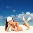 Foto: Cute woman relaxing on the beach Cute woman relaxing on the beach