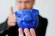 Mann mit Sparschwein