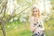 Foto: portrait of a beautiful bride in a lush garden portrait of a beautiful bride in a lush garden