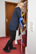 Junge Frau mit Krücken vor Treppe