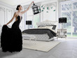frau im schwarzem couture kleid in einem classic raum