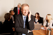 Manger telefoniert mit seinem Mobiltelefon