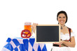 Foto: pretty woman in dirndl with blank sign and beer mug pretty woman in dirndl with blank sign and beer mug