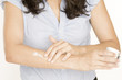 Frau träft Creme auf Arm auf