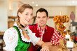 Junges Paar in Bayerischer Tracht in Wirtschaft 