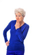 Skeptische Seniorin