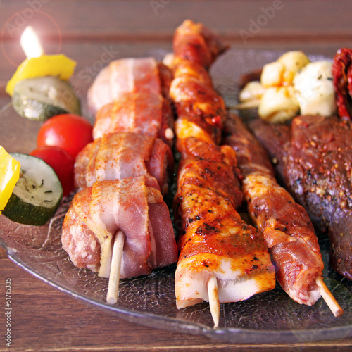 Photo: verschiedene fleischspiessen und gemüse zum grillen verschiedene fleischspiessen und gemüse zum grillen