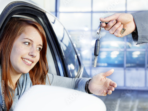 Photo: Key delivery between customer and mechanic after service Key delivery between customer and mechanic after service