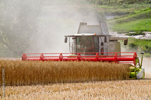 Photo: Mähdrescher erntet Raps Mähdrescher erntet Raps
