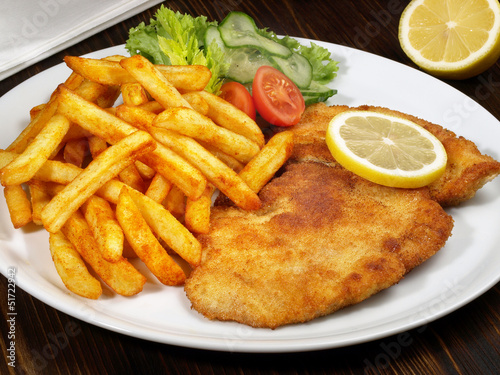Photo: Paniertes Schnitzel mit Pommes Frites Paniertes Schnitzel mit Pommes Frites