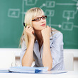 lehrerin sitzt am tisch