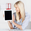 frau zeigt tablet-monitor