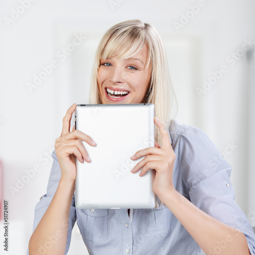 Photo: lachende frau mit tablet lachende frau mit tablet